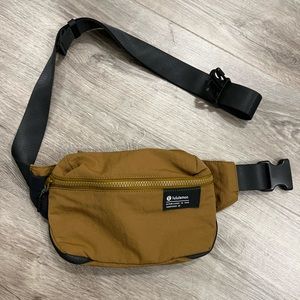 Lululemon clean lines belt bag